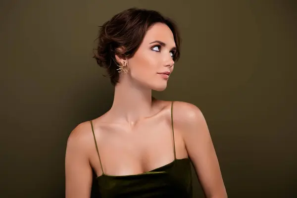 Foto Menina Elegante Elegante Usar Vestido Cocktail Veludo Olhar Sobre — Fotografia de Stock