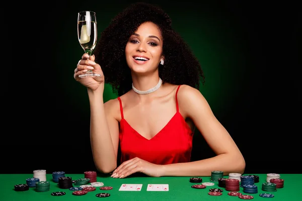 Zdjęcie Oszałamiającej Eleganckiej Pani Klubie Nocnym Profesjonalny Pokerzysta Czarnymi Kartami — Zdjęcie stockowe