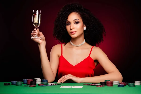 Foto Hermosa Dama Jugador Póquer Profesional Beber Vino Celebrar Victoria — Foto de Stock