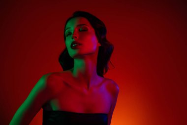 Ateşli ateşli kızın fotoğrafı etkinlikleri kutluyor. Gece kulübü diskoteği baştan çıkarıcı bir flört hissi veriyor..