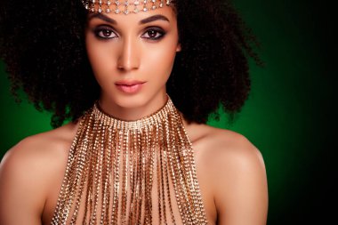 Orta Paskalya kraliçesinin elmas kostümlü zengin fotoğrafında kraliyet taç giyme töreni var..