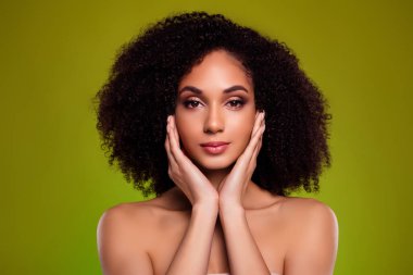 Şık, güzel bir bayanın fotoğrafı. Her gün sabah hijyenik dokunuşu var. Yeşil arka planda ipek gibi yumuşak cilt için yeni bir merhem sür..