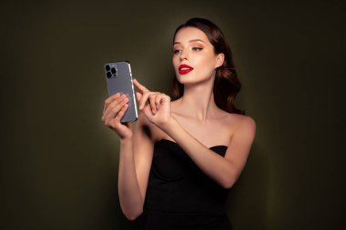 Çekici, tapılası, lüks bayan blogcu, popüler blog yazarı, modern elma cihazıyla ilgili yorumları okuyor..