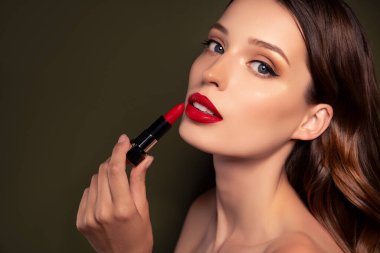Muhteşem zarif bayan Hollywood ünlüsünün portresi pomade kırmızı mat rengini uygulamaya hazırlanıyor..