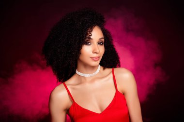 Pembe sisli, koyu kırmızı Marsala rengi arka planda izole bir şekilde beliren alımlı kadının fotoğrafı..