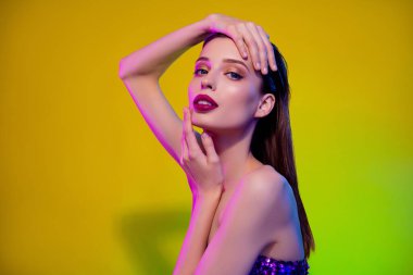 Ateşli kadın dokunuşu fotoğrafı gece kulübündeki özel kokteyl partisinde zengin bir adamla tanışma arzusu hisset..