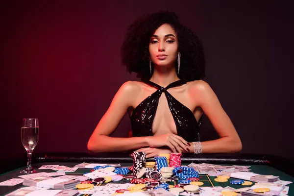 Foto Chic Allt Poker Återförsäljare Dam Med Otrolig Jackpot Vänta — Stockfoto
