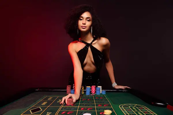 Fotografie Elegantní Dáma Soukromé Vip Party Pokerový Klub Cítit Štěstí — Stock fotografie