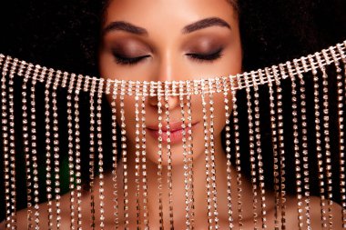 Zarif bayan kapaklı fotoğraf, elmas pahalı mücevher göbek dansı, Arap tarzı..