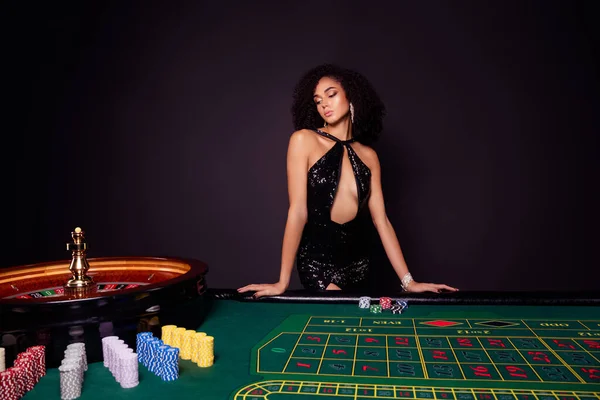 Фото Привлекательной Потрясающей Леди Крупье Ночном Покерном Клубе Стоя Стол — стоковое фото