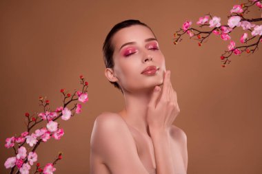 Çarpıcı muhteşem kadın dokunuşunun fotoğrafı Japon geleneksel doğu merhemi sürdükten sonra yumuşak taze yüz derisinin keyfini çıkar..