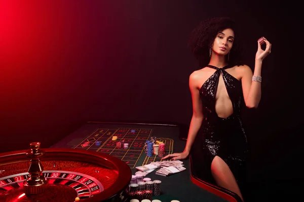 扑克私人俱乐部的时尚女郎屈居者的照片宣布职业鲨鱼赢得了全身上下的赌局 — 图库照片