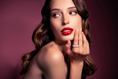 Esmer kıvırcık saçlı, dalgalı kızın parmak dokunuşunun fotoğrafı. Parmakların yüzüne bak. Kahverengi, boş bir arkaplan..