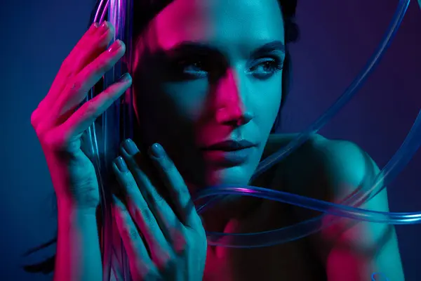 女性の写真を閉じる タッチ プラスチック美のケーブルは孤立した紫外線色の背景を脇に見ます — ストック写真