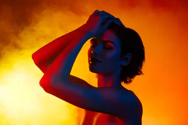 美丽甜美的女人赤身裸体享受热水澡洗浴的照片孤立的红色霓虹灯背景 — 图库照片