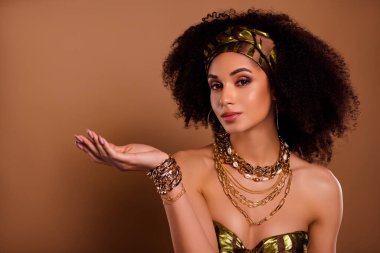 Çekici bayan Afrika Zulu Kabilesi şamanının fotoğrafı. Reklam kültür festivali için el ele tutuşun..