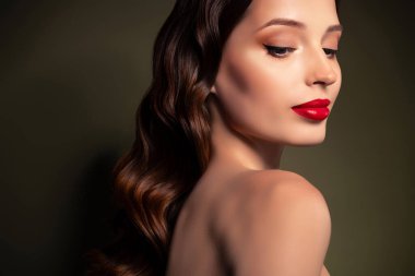 Çıplak omuzların portresi çarpıcı bir kadın ayakta duruyor kozmetik gece görüntüsü gösteriyor..