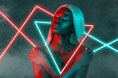 Seksi, çarpıcı kız disko partisinin birleşik kolaj görüntüsü modern siber kırmızı, neon ışıklı siber teknoloji..