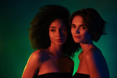 İki güzel bekar kızın fotoğrafı. Yeşil ışıklı balo partisinin tadını çıkar..