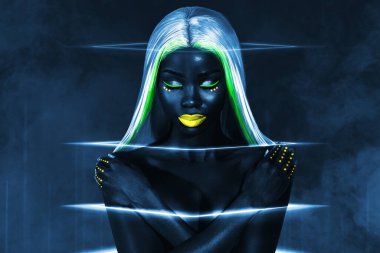 Göz kamaştırıcı kız ellerinin sanat kolajı. Çıplak omuzlar, parlak saçlar, koyu sisli arka planda izole edilmiş bir yüz..