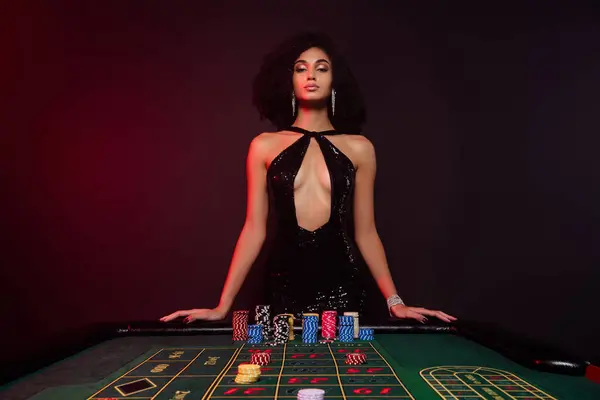 Hepsi Pokerde Çok Çekici Bir Bayan Satıcının Pokerde Pokerde Oyuncuları — Stok fotoğraf