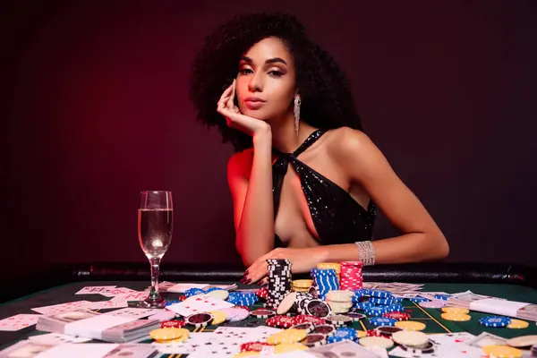 シックな魅力的な少女の写真 プロのポーカープレイヤー 楽しむ カクテルパーティー 相手を待っている 賭けの動き — ストック写真