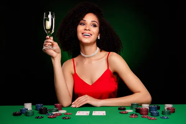 ダークグリーンの背景にポーカーゲームカジノクラブジャックポットを再生する素晴らしい女性クロピエ広告の写真 — ストック写真