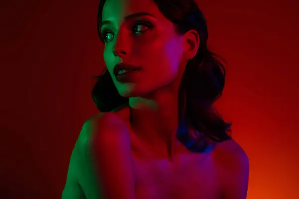 Fotografie Zvědavé Sexy Atraktivní Okouzlující Dívka Vypadají Červené Neon Prázdný — Stock fotografie