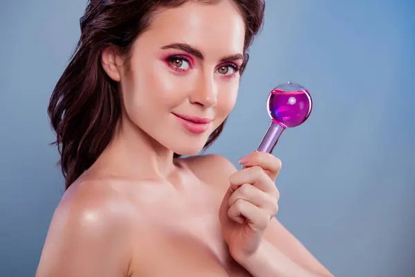 Close Cropped Portrait Gorgeous Happy Model Lady Hold Cryotherapy Tool — Stock Photo, Image