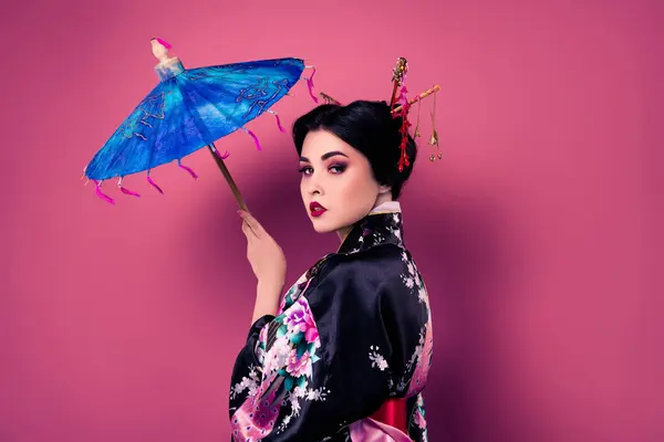 Retrato Una Hermosa Mujer Coreana Kimono Sosteniendo Paraguas Celebrando Fiesta —  Fotos de Stock