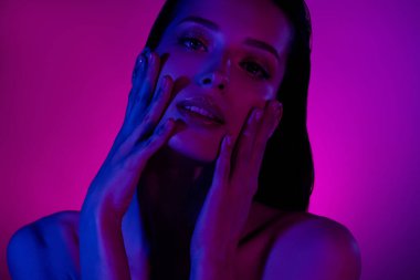 Fıstık gibi seksi bir kızın tenine jel sürdüğü fotoğraf. Gece kulübü diskosunda parti için hazırlan..