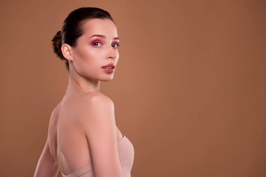 Parlak makyajlı güzel kız balerinin fotoğrafı. Tiyatro gösterisi için hazırlan. Pastel arka planda dur..