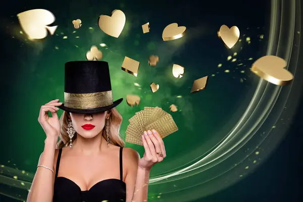 漂亮优雅的女士头饰黑色连衣裙的大学图片 持有博彩扑克卡 这些扑克卡背景独具创意 — 图库照片