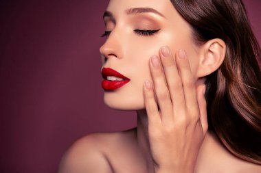 Makyajlı kadının yakın plan fotoğrafı. Yüzüne dokun. Gözler kapalı..