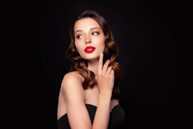 Kurumsal etkinlikteki klas rüya bayanın fotoğrafı. Karanlık arka plandaki zengin milyoneri merak ediyor..