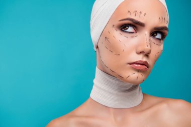 Tıbbi bandajlı kadın fotoğrafına bakın, parlak renkli boş alan reklamları izole edilmiş arka plan..