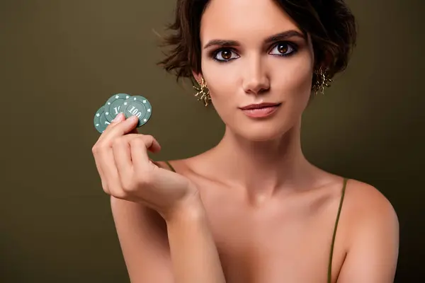 Retrato Chica Atractiva Elegante Mantenga Fichas Póquer Apuestas Aisladas Sobre —  Fotos de Stock