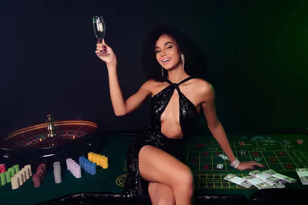 时尚女士玩扑克的照片幸运轮冒险赢了百万富翁用香槟酒庆祝 — 图库照片