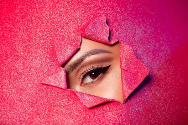 Foto Van Meisje Kijken Door Gescheurde Rode Glitter Helder Papier — Stockfoto