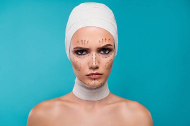 Plastik başlık takan mutsuz kadın hasta fotoğrafı siyanür arkaplanındaki estetik ameliyattan sonra acı veriyor..