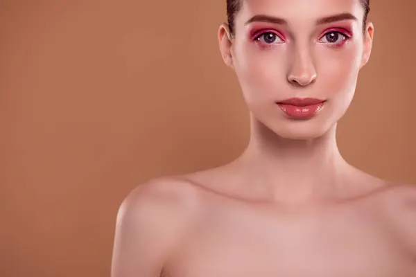Close Zdjęcie Eleganckiej Dziewczyny Jasnym Błyszczącym Makijażu Promowanie Leczenia Stylista — Zdjęcie stockowe