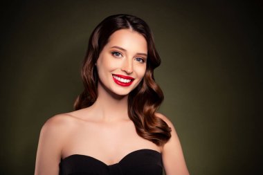 Hollywood kırmızı halı yıldızı festivalinde gülümseyen siyah elbiseli büyüleyici kadının fotoğrafı..