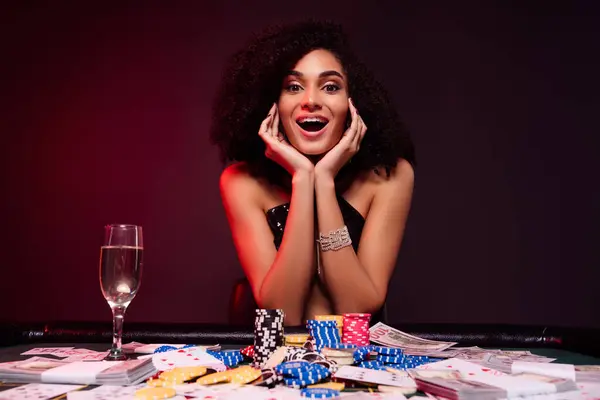 Zdjęcie Szczęśliwej Podekscytowanej Dziewczyny Świętować Imprezę Firmową Prywatnym Klubie Pokerowym — Zdjęcie stockowe