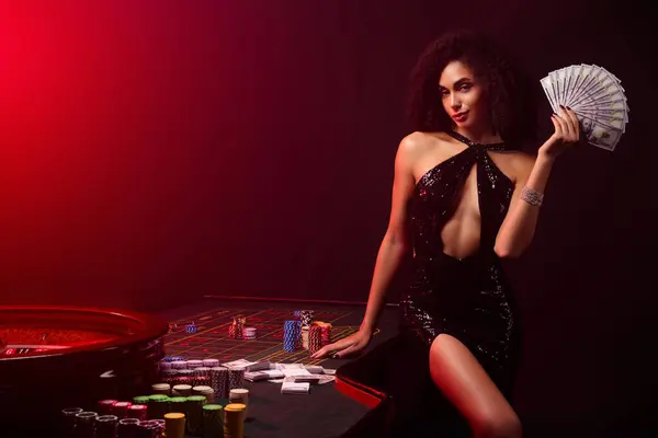 Foto Van Chique Hete Aantrekkelijke Meisje Houden Bankbiljetten Tonen Pokerspelers — Stockfoto