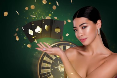 Soyut kolaj portresi baştan çıkarıcı poker oyuncusu Japon bayan kumarhanede yeşil arka planda dört as gösteriyor..