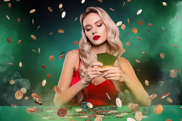 豪華な赤いドレスのコラージュ画像億万長者の少女のカジノテーブルプレイポーカーホールドカード飛行チップスモークライト効果 — ストック写真