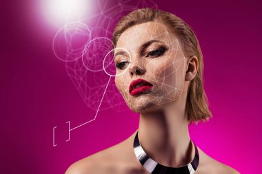 Kolyeli bir kadının dijital portre kolajı pembe arkaplan üzerinde yüz tanıma tekniğini yapay zeka olarak kullanıyor..