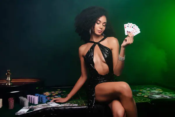Foto Haj Pokerspelare Flicka Hålla Spelkort Vinnande Kombination Flash Kunglig — Stockfoto