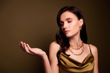 Çekici zengin bayanın fotoğrafı boş alan değerli bijouteria satışını sunar. Kahverengi arka planda özel bir etkinlik için..