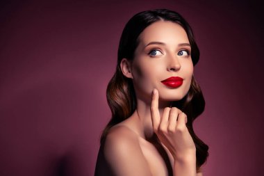 Esmer saçlı, meraklı bir kadının fotoğrafı. Parmak izi boş, izole kahverengi bir arkaplan..